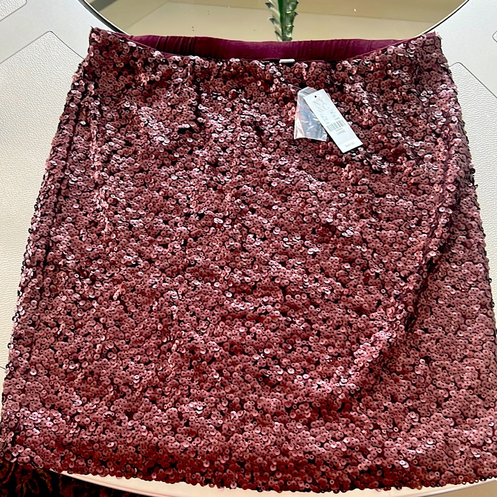 Adorable sequence skirt to holiday up.